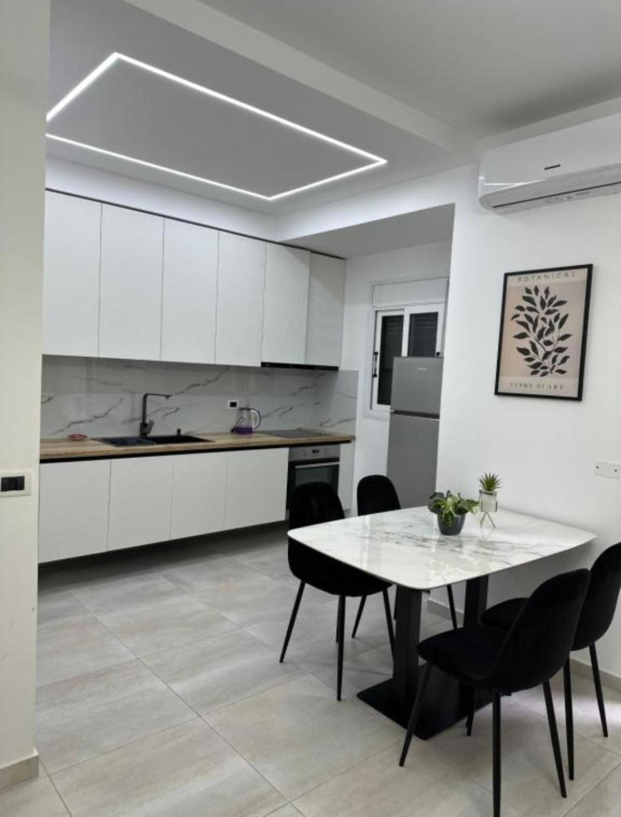 Duplex Lungomare Suites Вльора Екстер'єр фото